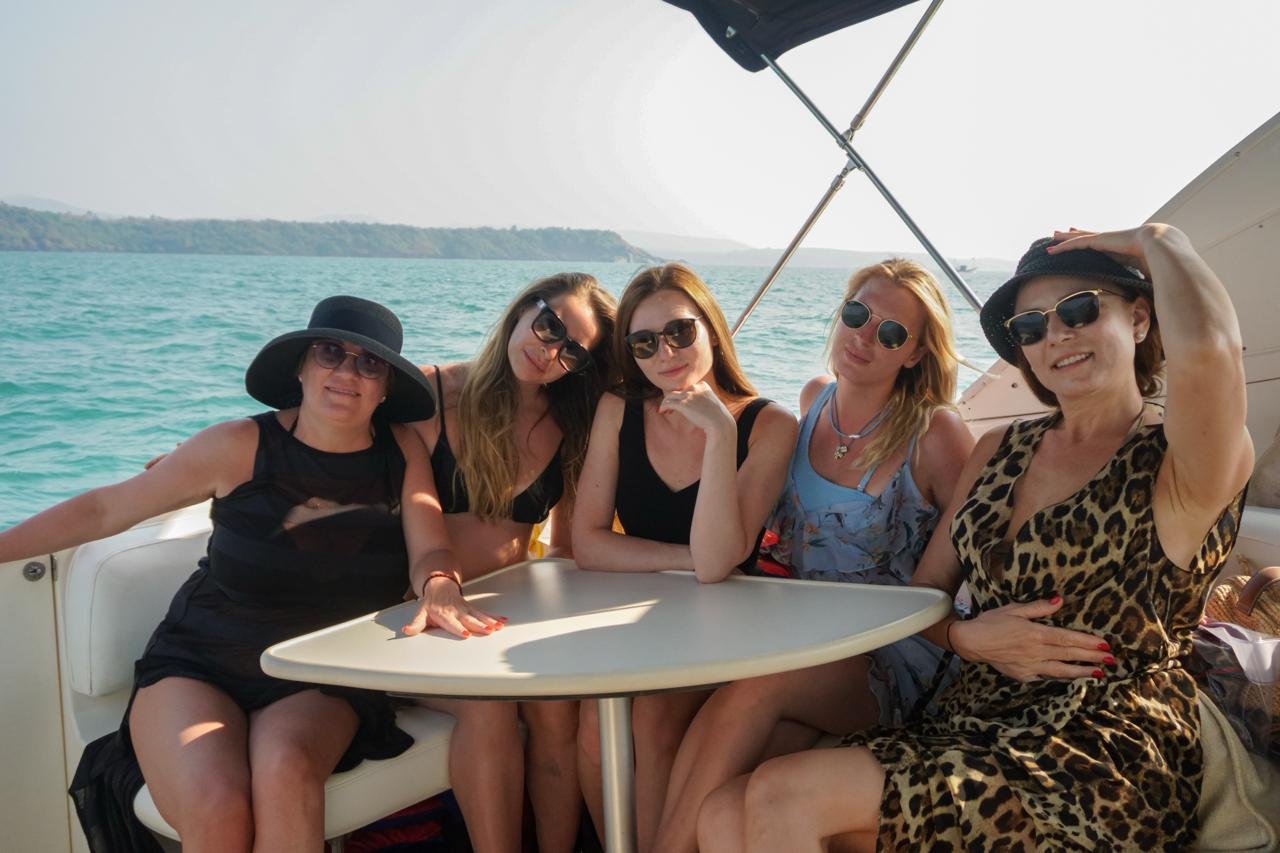 Bayliner 355 Yacht Image 4